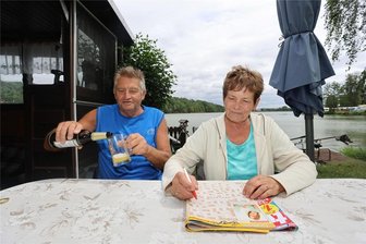Camper an der Koberbachtalsperre: Wie geht es ihnen ein Jahr nach dem Feuer? - Für Martina und Hans-Jürgen Wolf aus Werdau ist es Erholung pur, ihre Sommer an der Koberbachtalsperre zu verbringen. Seit 30 Jahren campen sie hier.