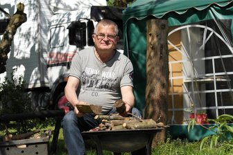 Camper-Oase in Altgeringswalde startklar für zweite Saison - Für Gäste des Zeltplatzes in Altgeringswalde hält Betreiber Andreas Wilhelm immer einen Vorrat an Holz für die Feuerschale bereit.