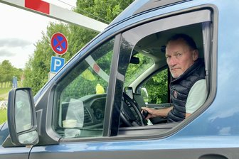 Camper unerwünscht: Warum eine neue Regelung an der Talsperre Pöhl auf Unverständnis stößt - Für Andreas Schröter und seinen Camper ist kurz vor dem Parkplatz am Gansgrüner Badestrand Schluss. Das Auto ist zu hoch.