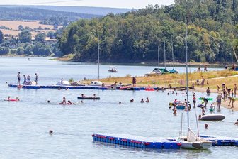 Camping an der Talsperre Pöhl wird 2024 erneut teurer - Der Badestrand am Gunzenberg-Zeltplatz ist bei vielen Sommerurlaubern beliebt.