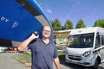 Camping-Boom: Ansturm auf Vermieter und Platzbetreiber im Vogtland - Beim Camp Markt Plauen ist die Nachfrage nach Stand Up Paddelboards zum Teil so groß, dass es Lieferengpässe gibt, sagt Geschäftsführer Hans-Jürgen Schneider. Die meisten Mietfahrzeuge dort sind für die Ferien gebucht.