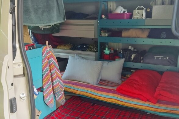 Camping in Skandinavien mit dem Firmentransporter - Die Schlaffläche zwischen Regalen.