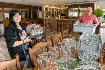 Camping, Sport, Gastronomie: Das hat der neue Pächter mit dem Freizeitzentrum am Bierwiesenteich Pfaffroda vor - Nach der Übernahme verschaffen sich Jens Wagner und Tochter Anna einen ersten Überblick über das Inventar.