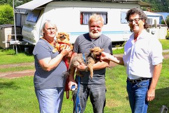 Campingplatz an der Koberbachtalsperre gefragt wie lange nicht - Elmar Burgard (rechts) begrüßt Elisabeth und Andreas Allenstein aus Altenburg, die mit ihren beiden Hunden Bello und Krümmel zum ersten Mal auf dem Campingplatz an der Kober eingecheckt haben.