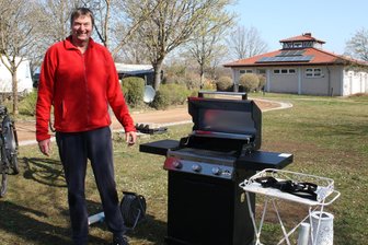 Campingplatz Mannichswalde startet in Saison: Treffpunkt für Dauercamper und Reisende - Camper Herbert Dieker hat auch einen neuen Gasgrill mitgebracht, den er oft anwerfen will.