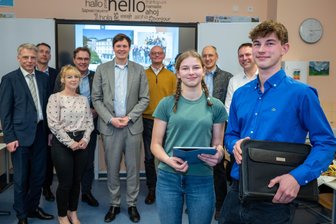 Campus trifft Klassenzimmer: In Mittweida werden Schüler für Naturwissenschaften begeistert – Wunsch nach Geld geht an Kultusminister - Edwin und Paula Rudolph, im Hintergrund Sachsens Kultusminister Conrad Clemens.
