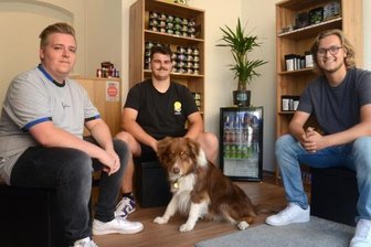 Cannabis, aber legal: Trio setzt auf Bio - Die Start-Up-Gründer David Krüger, Felix Tautenhahn und Lenny Roth (von links) bieten an der Bebelstraße 2 ein buntes Sortiment für Rauchgenuss der speziellen Art wie Hanfprodukte und Shisha-Tabak an.