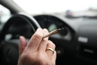 Cannabis am Steuer und Unfall verursacht: Ein Fall fürs Freiberger Amtsgericht - In Freiberg wurde ein Mann angeklagt, weil er Cannabis konsumiert hatte und trotzdem Auto fuhr. (Symbolbild)