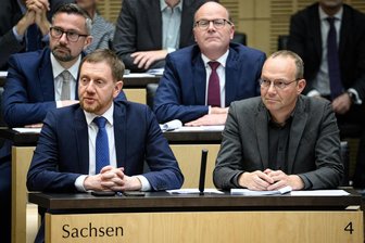 Cannabis-Gesetz im Bundesrat: Wie Sachsen „ungültig“ stimmte - Legten im Bundesrat einen historischen Auftritt hin: Vize-Ministerpräsident Martin Dulig (SPD/2. Reihe links), Ministerpräsident Michael Kretschmer (CDU/vorn links) und Vize-Ministerpräsident Wolfram Günther (Grüne/vorn rechts). Ohne Worte: Staatskanzleichef Oliver Schenk (CDU).