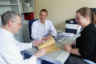Cannabis-Legalisierung: Chefarzt in Zschopau befürchtet mehr Notfallbehandlungen bei Kindern - Oberarzt Thomas Heinze (l.), Chefarzt Axel Bauer und Psychotherapeutin Anne Ferber bei einer Fallbesprechung. 
