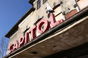 Capitol in Zwickau-Planitz: Wohnhaus statt Lichtspielhaus - Der Schriftzug über dem Eingang zum Capitol ist schon verschwunden. Der Eigentümer will Wohnungen bauen.