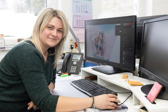 Capybara-Trend macht vor Zuckertüten aus dem Erzgebirge nicht Halt - Für die Zuckertüten bringen die Ehrenfriedersdorfer, hier Christiane Beck, viele neue Motive auf den Markt.