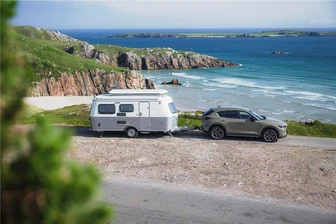 Caravan-Salon 2022 in Düsseldorf: Alles, was das Camperherz begehrt - Der neue Touring-Caravan von Eriba (Preis: ab 23.490 Euro) ist dank seiner geringen Höhe und des niedrigen Gewichts auch für Elektroautos und kleinere Zugfahrzeuge geeignet. 