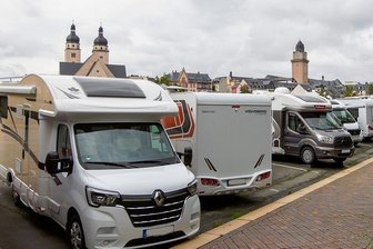 Caravan-Stellplätze in Plauen: Was hat der Freistaat Sachsen gegen das Vorhaben? - Wirklich kein Bedarf? Im Sommerhalbjahr stehen am Neustadtplatz fast durchgehend Wohnmobile, obwohl es dort keine gute Infrastruktur gibt. Der Freistaat krittelt dennoch an Plauens Plänen für ein Caravan-Projekt herum.