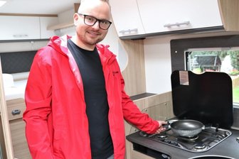 Caravane sind im Trend - nicht nur dank Corona - Der 31-Jährige Marcus Kunath aus dem Eppendorfer Ortsteil Großwaltersdorf betreibt seit November 2019 eine Wohnmobil/Caravan-Vermietung und verkauft auch solche Fahrzeuge.