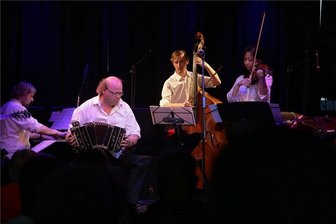 Carl Friedrich Tango Connection bezaubert beim ersten Liveauftritt in Chemnitz - Gründungskonzert des Sextetts Carl Friedrich Tango Connection im Saal des "Weltechos" Chemnitz mit Jürgen Karthe am Bandoneon.