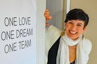 Carlowitz-Dialog: Unternehmensberaterin klärt in Chemnitz über Nachhaltigkeit auf - Claudia Gersdorf war einst für NGOs wie Ärzte ohne Grenzen, Oxfam, Pen Paper Peace und Viva con Agua tätig. Mittlerweile ist sie Unternehmensberaterin mit Fokus auf Nachhaltigkeitsthemen. Am 2. Juni ist sie in Chemnitz zu Gast.