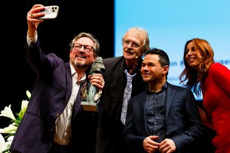 Carlowitz-Nachhaltigkeitspreis für Eckart von Hirschhausen: "Den Job nicht der nächsten Generation überlassen" - Preisträger Eckhard von Hirschhausen mit Carlowitz-Vorstand Dieter Füsslein, Laudator Özden Terli und Moderatorin Michaela Koschak beim Selfie auf der Bühne.