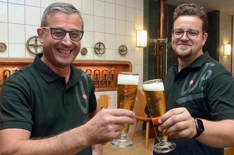 Carlsberg eröffnet am Samstag eine Bierbotschaft im Brauereigutshof Wernesgrün - Gunnar und Alexander Ott (von links), die Betreiber der Wernesgrüner Brauschenke auf dem Gutshof, stoßen auf die Wiedereröffnung an.