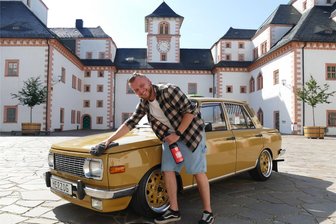 Carmeetics: Tuningevent erlebt Premiere auf der Augustusburg - Im Schlosshof verleiht Franz Schau seinem Wartburg 353W schon mal den nötigen Glanz, um am Sonntag beim Tuningevent Carmeetics eine gute Figur abzugeben.