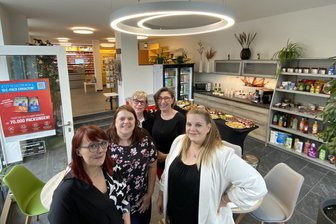 „Carmens Eck“ in Lengenfeld eröffnet: „Bei uns geht die Post ab“ - Hereinspaziert in „Carmens Eck“ in Lengenfeld. Dort und im Urfa-Döner nebenan arbeiten Annemarie Deppner, Bianca Sehrer, Angela Porzig, Carmen Perse und Michelle Rücker (von links). Die Damen vom Eck komplettiert Conny Harand.