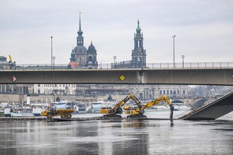 Carolabrücke in Dresden: Komplett-Abriss nicht zu vermeiden - Auch der Brückenzug A der eingestürzten Carolabrücke in Dresden im Vordergrund muss nach einem Medienbericht abgerissen werden.