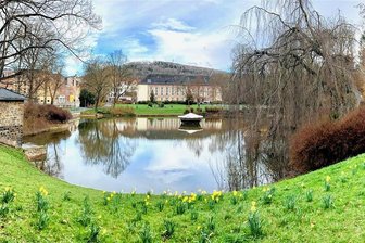 Carolateich in Aue: Stadt legt alten Kanal trocken - Der Carolateich und seine Springbrunnenanlage, die sich noch im Winterschlaf befindet, sind ein Wahrzeichen der Stadt Aue. Er erhält nun eine sichere Wasserzufuhr.