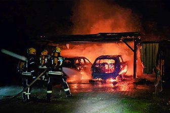 Carport-Brand in Tanneberg: Mittweidaer Feuerwehren verhindern Ausbreitung auf Wohngebäude - Bei einem Brand sind in der Nacht zum Montagmorgen in Tanneberg zwei Autos und ein Carport schwer beschädigt worden.