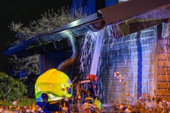 Carport in Flammen: Feuerwehr mit mehr als 40 Helfern in Wildenfels im Einsatz - Die Freiwillige Feuerwehr ist am Freitagmorgen im Wildenfelser Ortsteil Wiesen im Einsatz.
