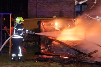 Carport mit vier Fahrzeugen brennt aus -