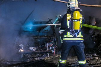 Carport und Auto in Schönheide abgebrannt - 