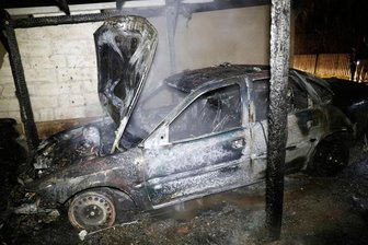 Carport und Opel in Flammen - 