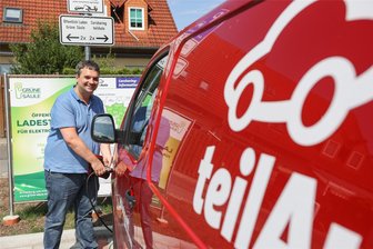 Carsharing in Chemnitz: E-Transporter zum Ausleihen in Siegmar - Martin Schmidt, Regionalleiter von Teilauto, mit dem ersten Elektro-Transporter der Ausleih-Firma in Chemnitz.