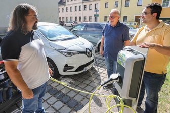 Carsharing nimmt kräftig Fahrt auf - So schnell kann es gehen: Innerhalb weniger Wochen richteten Martin Schmidt, Regionalchef von Teilauto (rechts), und Klaus Hoffmann vom Ladetechnik-Betreiber "Grüne Säule" auf einem von Dirk Fellendorf (links) zur Verfügung gestellten Grundstück im Viertel Brühl-Nord eine neue Carsharing-Station samt öffentlichem Ladeplatz für Elektrofahrzeuge ein. Carsharing-Nutzern stehen dort ab sofort ein Renault Zoe und ein VW ID 3 zur Auswahl. 