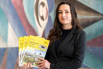 Carsharing und vieles mehr: Stadt Plauen gibt mit neuer Broschüre wertvolle Tipps - Energie- und Klimaschutzmanagerin Paula Pour präsentiert die neue Nachhaltigkeitsbroschüre.