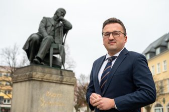 Carsten Körber: „Wir haben hart daran gearbeitet, unseren Ruf international zu versauen“ - Carsten Körber vor dem Denkmal des Komponisten Robert Schumann auf dem Zwickauer Hauptmarkt. Sein Büro liegt gleich nebenan.