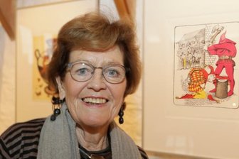 Cartoon-Oscar für Frau mit Biss - Barbara Henniger neben einem ihrer vielen Werke in der frisch eröffneten Ausstellung im Plauener Erich-Ohser-Haus: Henker, Jahrgang 1985.