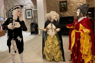 Casanova verführt Theaterbesucher: Einzigartiges Ensemble probt für Premiere in Freiberg - Derzeit laufen die Proben für das Theaterstück „Giacomo Casanova“ im Rittergut Ehrenberg auf Hochtouren. Casanova (links) betört zwei Damen.