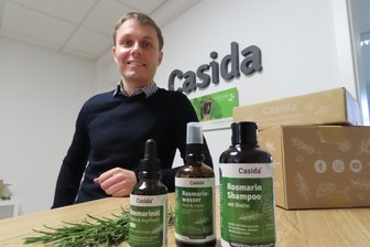Casida in Werdau: Wo Mitarbeiter für den Firmen-Erfolg buchstäblich den Kopf hinhalten - Apotheker und Firmenchef Alexander Helm und sein Team von Casida haben eine Haarpflegeserie entwickelt, die auf die Kraft der Kräuter baut. Die Anwendung soll Haarausfall stoppen und das Wachstum neuer Haare anregen.