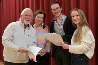 Casting im Erzgebirge für Musical: Die Wahl ist getroffen - Sie haben ihre Wahl getroffen, wer die Rollen fürs Musical „Clara! – Eine Eibenstocker Legende“ bekommt: Autor Wolfram Christ, Yvonne Unger, Vereinsvorsitzende der Bergbühne Eibenstock, Komponist Klaus Frenzel und Hauptdarstellerin Anna Katharina Bittermann.