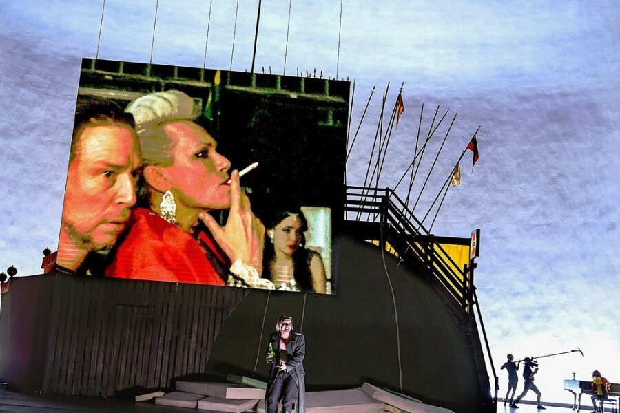 Castorf-Premiere in Dresden: Ein Wallenstein in (nur) sieben Stunden - Oliver Simon, Nadja Stübiger, Kriemhild Hamann, Jannik Hinsch und Daniel Séjourné (von Links) auf der Leinwand und auf der Bühne. 