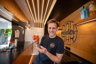 Catering trifft Handwerkskunst: Junger Vogtländer fährt mit Luxus-Foodtruck durch ganz Sachsen - Mit seinem Meisterstück, einem Foodtruck-Anhänger, geht der Herlasgrüner Tischler Chris-Albert Gebhardt unter die Gastronomen.