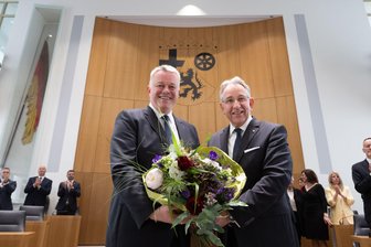 CDU am Ziel - Gordon Schnieder neuer Ministerpräsident - Die ersten Glückwünsche erhielt Schnieder von Landtagspräsident Lammert.