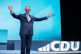 CDU-Chef Merz bläst auf Parteitag zum Generalangriff auf die AfD - Der CDU-Bundesvorsitzende Friedrich Merz nimmt nach seiner Rede beim Bundesparteitag den Beifall entgegen.