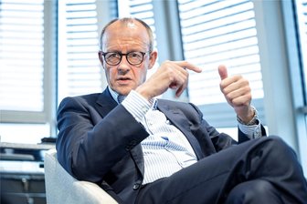 CDU-Chef Merz: "Haben ein Problem mit eingewandertem Antisemitismus" - CDU-Chef Friedrich Merz beim Interview in seinem Büro im Berliner Konrad-Adenauer-Haus.