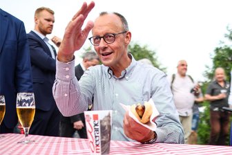 CDU-Chef Merz in Meerane: Die AfD hat nichts mit unserem Land am Hut - Nach seiner Rede zum Wahlkampfauftakt gönnt sich der CDU-Bundesvorsitzende Friedrich Merz eine Bratwurst.