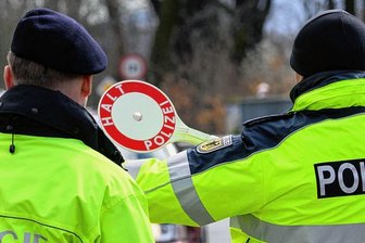 CDU fordert Kontrolle an Grenze zu Polen, Tschechien und Schweiz - Ein Polizist aus Tschechien und ein Bundespolizist winken bei Zittau ein Auto zu Kontrolle heraus.