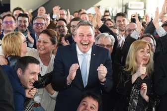 CDU gewinnt Saar-Wahl - Große Koalition möglich - Anhänger der CDU jubeln am 26.03.2017 in Saarbrücken (Saarland) nach der Landtagswahl.