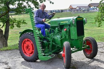 CDU Großschirma verlangt niedrigere Spritpreise - Gunther Zschommler vom CDU Stadtverband Großschirma -das Foto zeigt den Landwirt im September 2019 auf seinem Deutz, Baujahr 1937 - fordert niedrigere Spritpreise. Foto: Eckardt Mildner