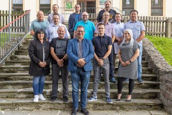 CDU in Bergstadt im Erzgebirge straft Überläuferin zur AfD ab - Jöhstadts Bürgermeister André Zinn (ganz vorn) mit dem neuen Stadtrat: Dem gehören Falko Wieland (AfD), Maik Mischau (CDU) und Ralf Wagler (CDU/h. v. l.), Michael Groschopp (CDU), Jens Reinwarth (AfD), Uwe Kraus (CDU), Ronny Graubner (CDU), Daniel Meyer (CDU) und Dietrich Engst (CDU/M. v. l.) sowie Jana Frenzel-Nestler (AfD), Falko Böttger (AfD), Franz Dietel (CDU) und Nicole Grocholski (AfD/v. v. l.) an. Es fehlt Jens Neumann (AfD).